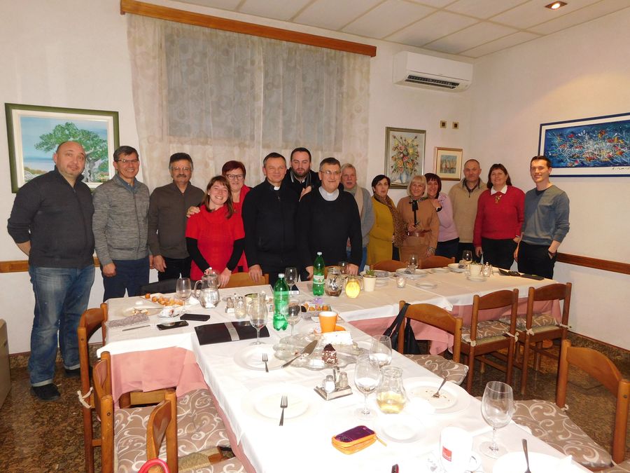 Druženje uz radni sastanak volontera i suradnika vjerske emisije “Riječ vjere” u restoranu “Dorina”