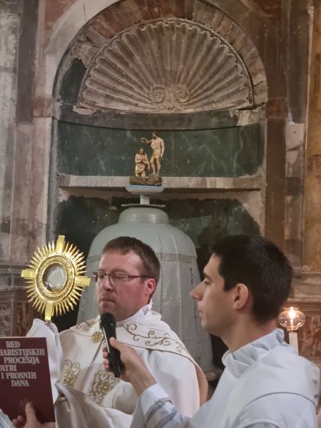 Tijelovska procesija po crkvi Rođenja Marijina